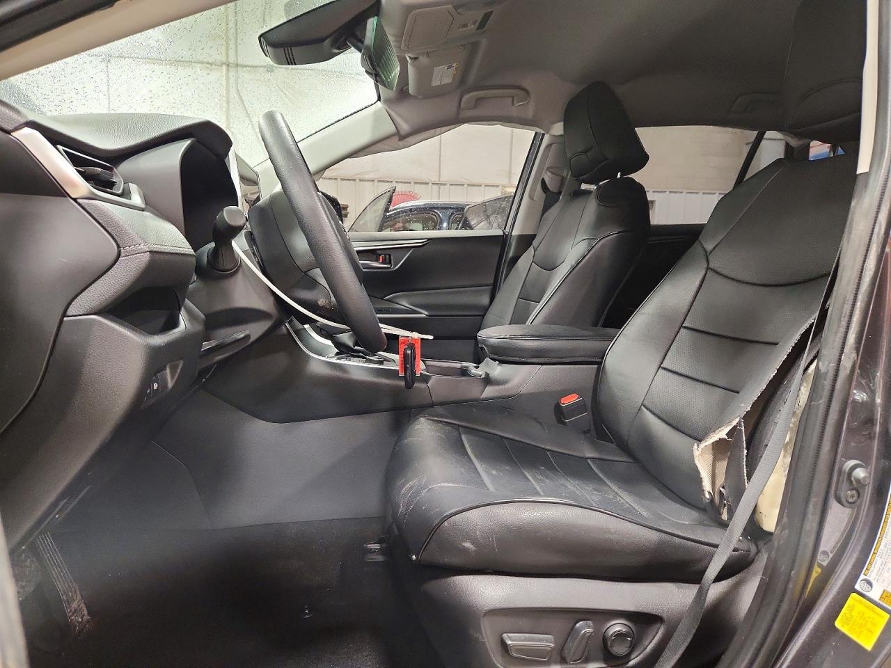 2025 TOYOTA RAV4 XLE photo 7