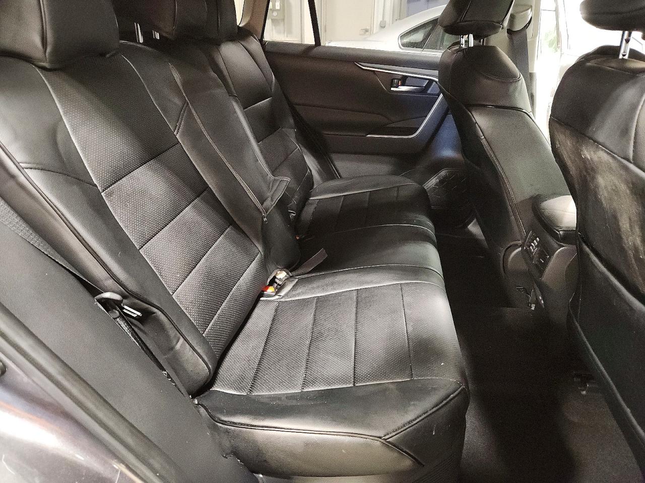 2025 TOYOTA RAV4 XLE photo 10
