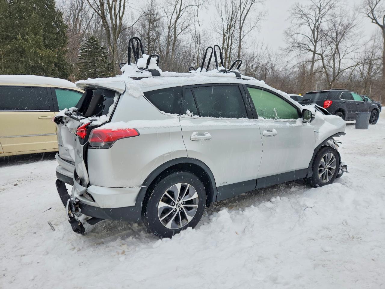 2016 TOYOTA RAV4 HV XLE photo 3