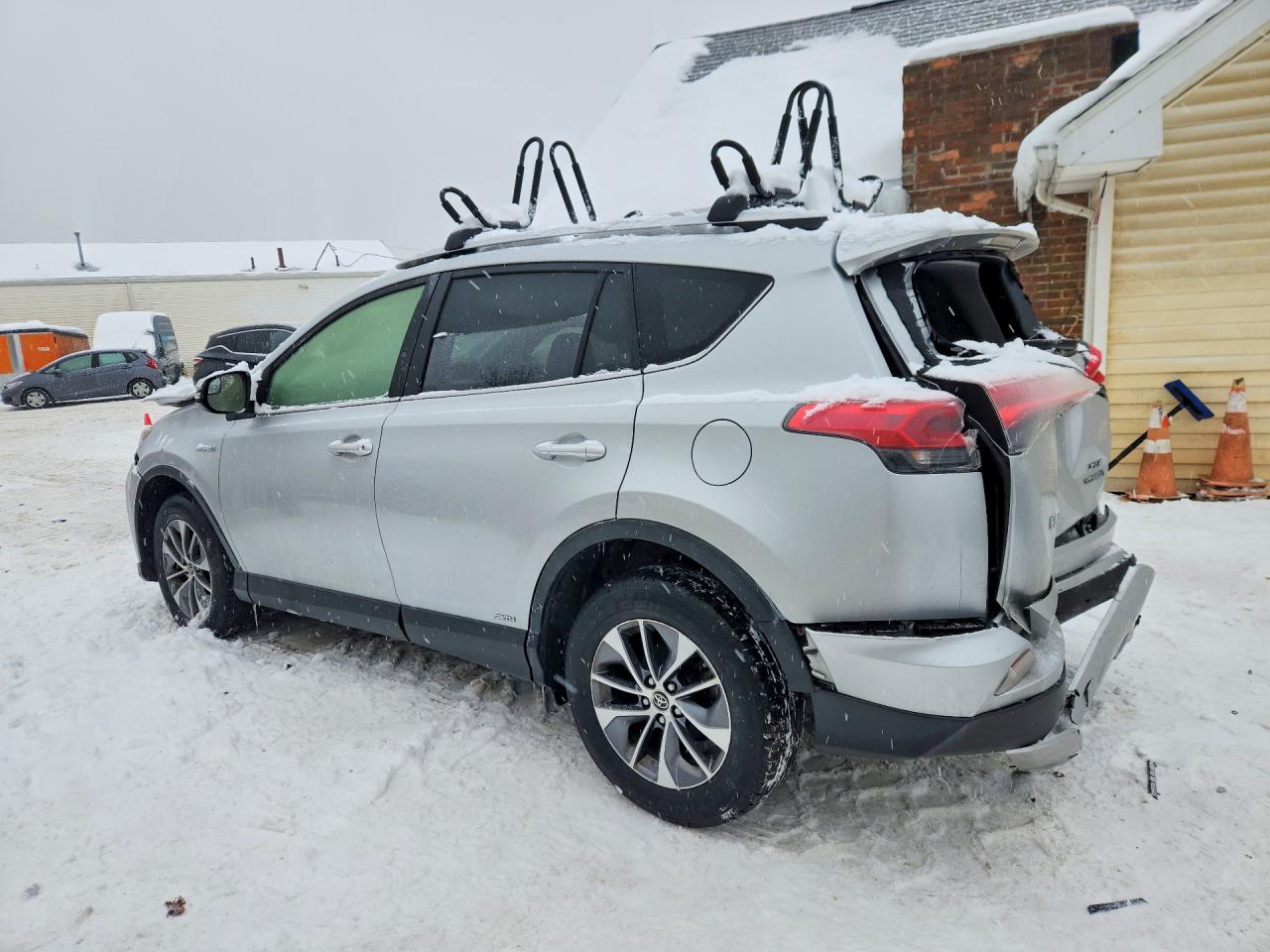 2016 TOYOTA RAV4 HV XLE photo 2