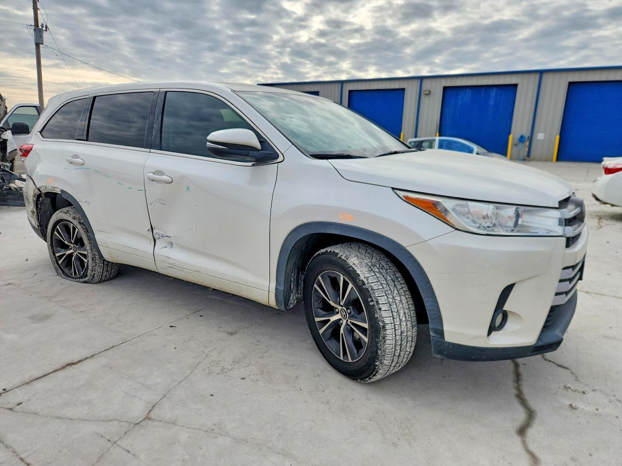 2017 TOYOTA HIGHLANDER photo 10