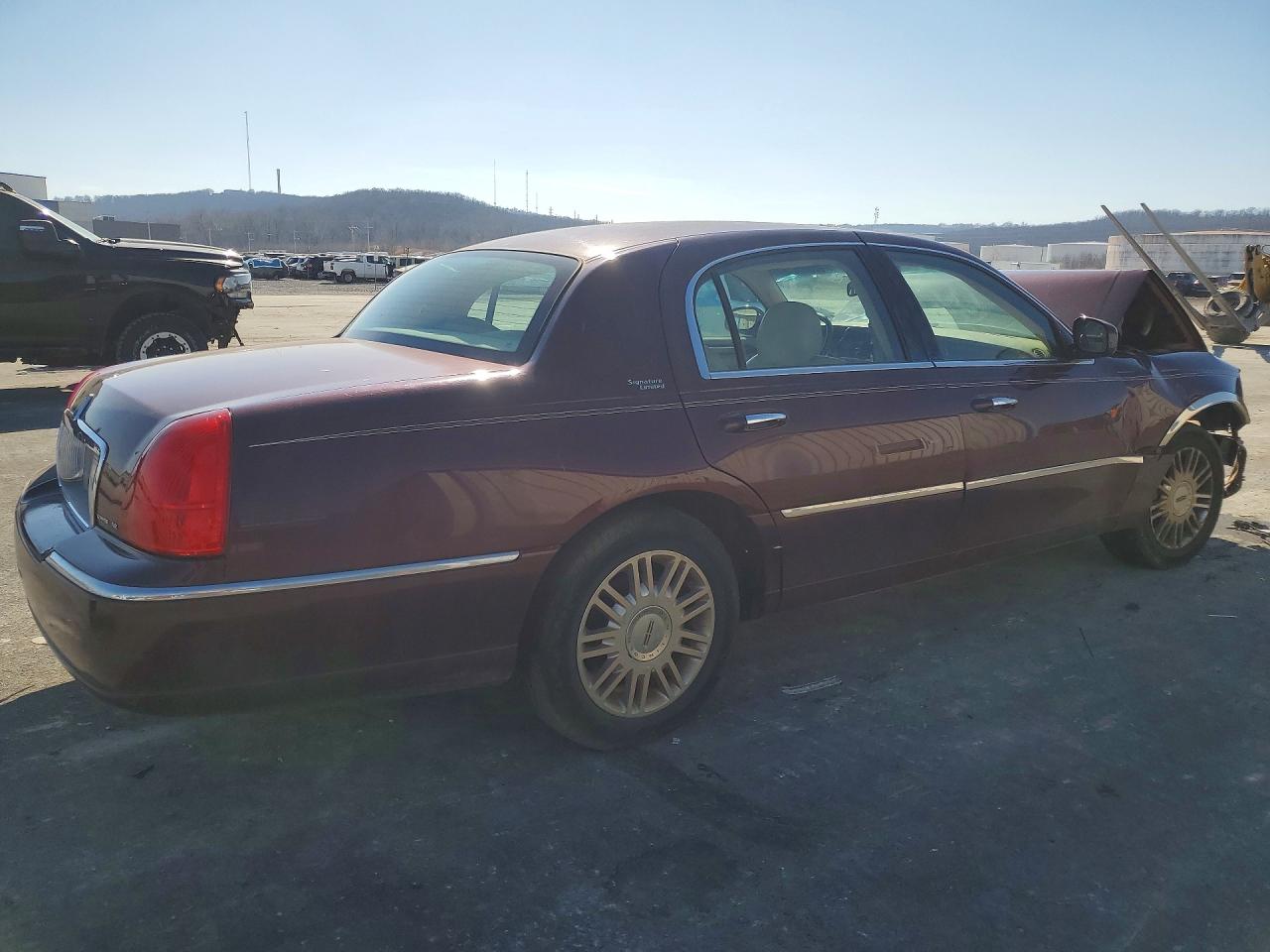 2006 LINCOLN TOWN CAR SIGNATURE LIMITED photo 5