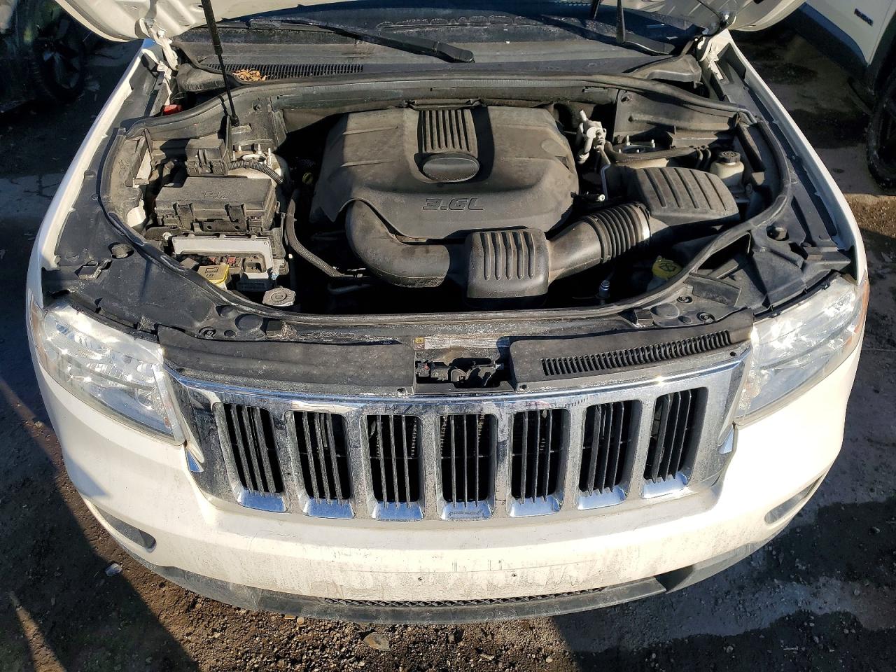 2011 JEEP GRAND CHEROKEE LAREDO photo 12