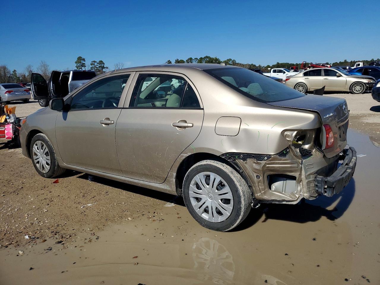 2010 TOYOTA COROLLA photo 3