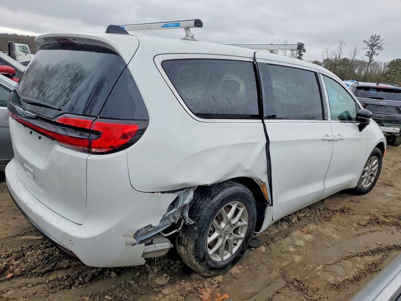 2024 CHRYSLER PACIFICA TOURING photo 5