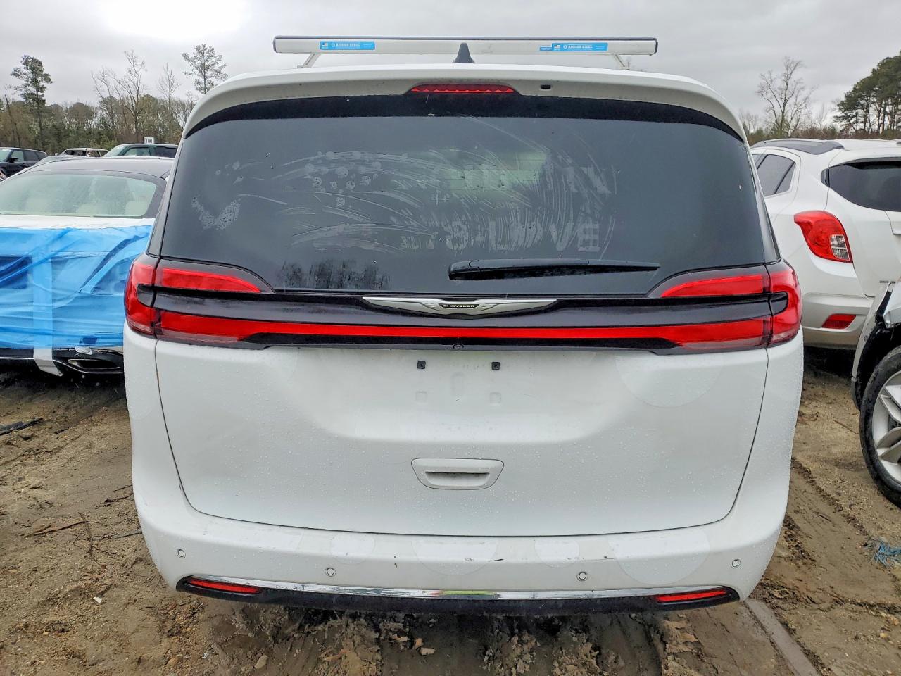 2024 CHRYSLER PACIFICA TOURING photo 11