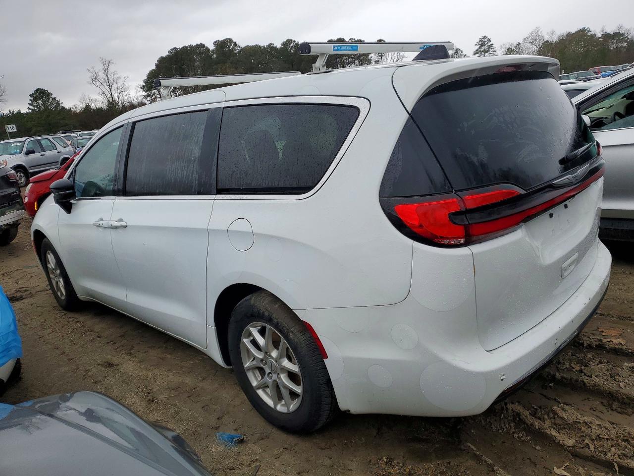 2024 CHRYSLER PACIFICA TOURING photo 3