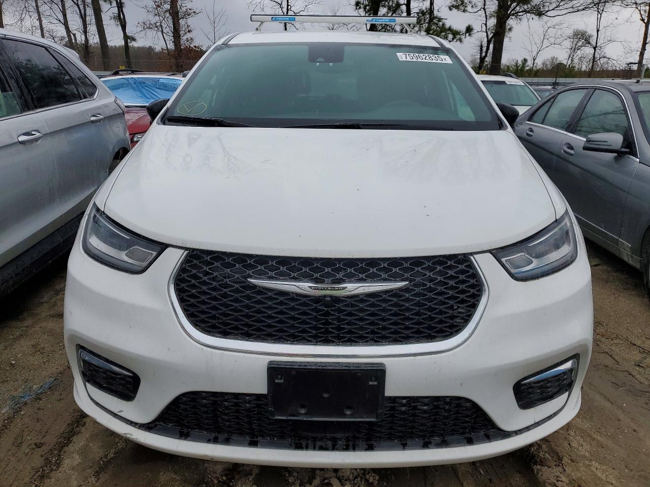 2024 CHRYSLER PACIFICA TOURING photo 9