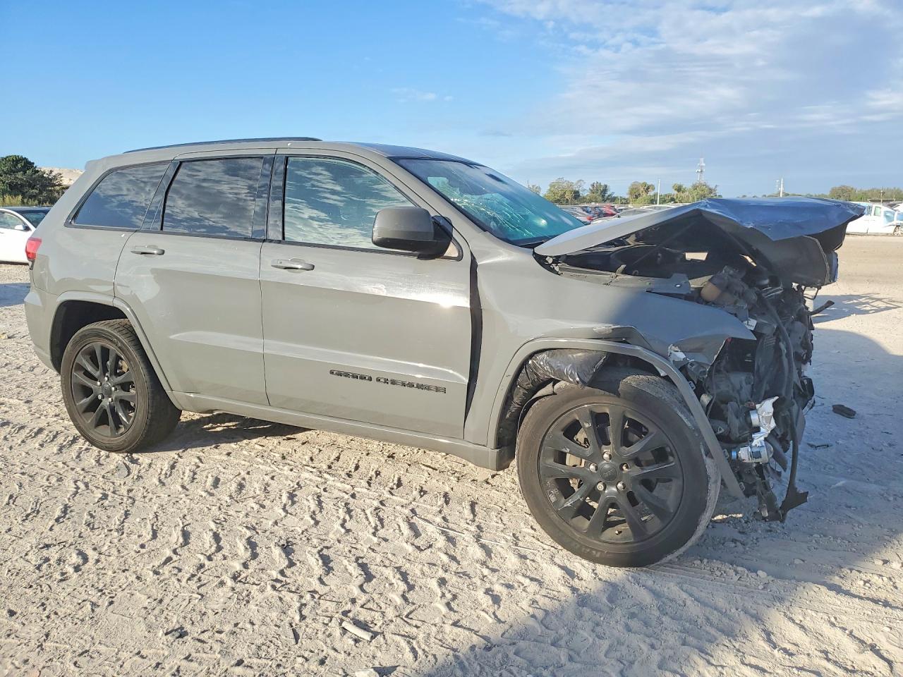 2019 JEEP GRAND CHEROKEE LAREDO photo 4