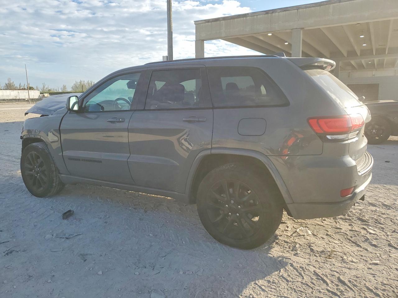 2019 JEEP GRAND CHEROKEE LAREDO photo 2