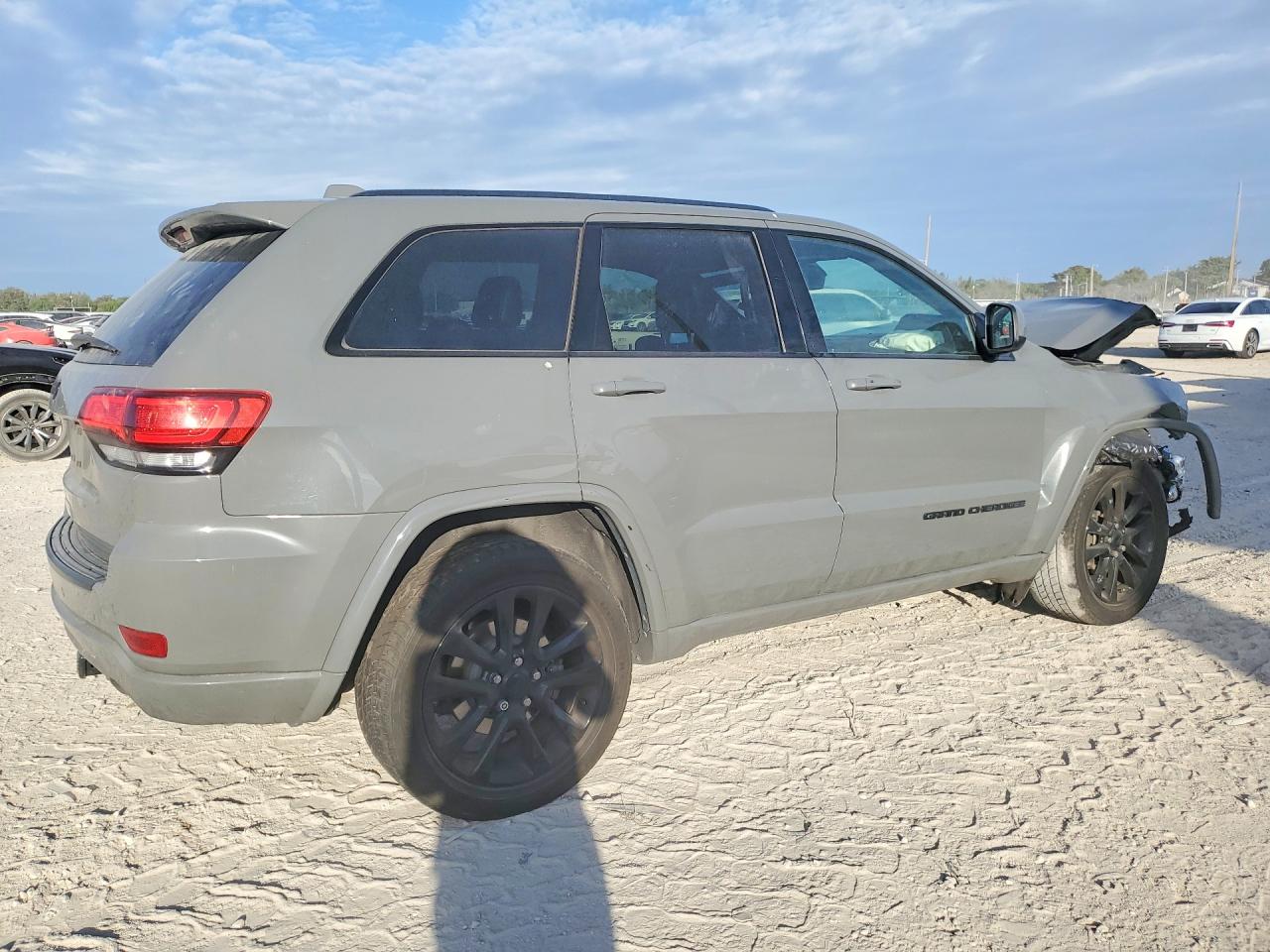 2019 JEEP GRAND CHEROKEE LAREDO photo 3
