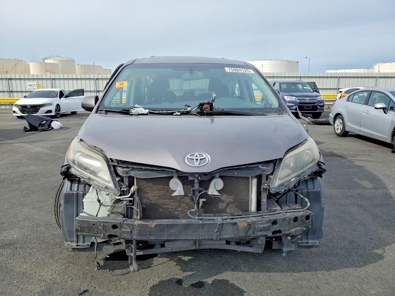 2017 TOYOTA SIENNA SE photo 13