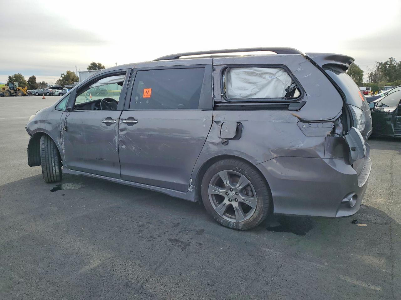 2017 TOYOTA SIENNA SE photo 4