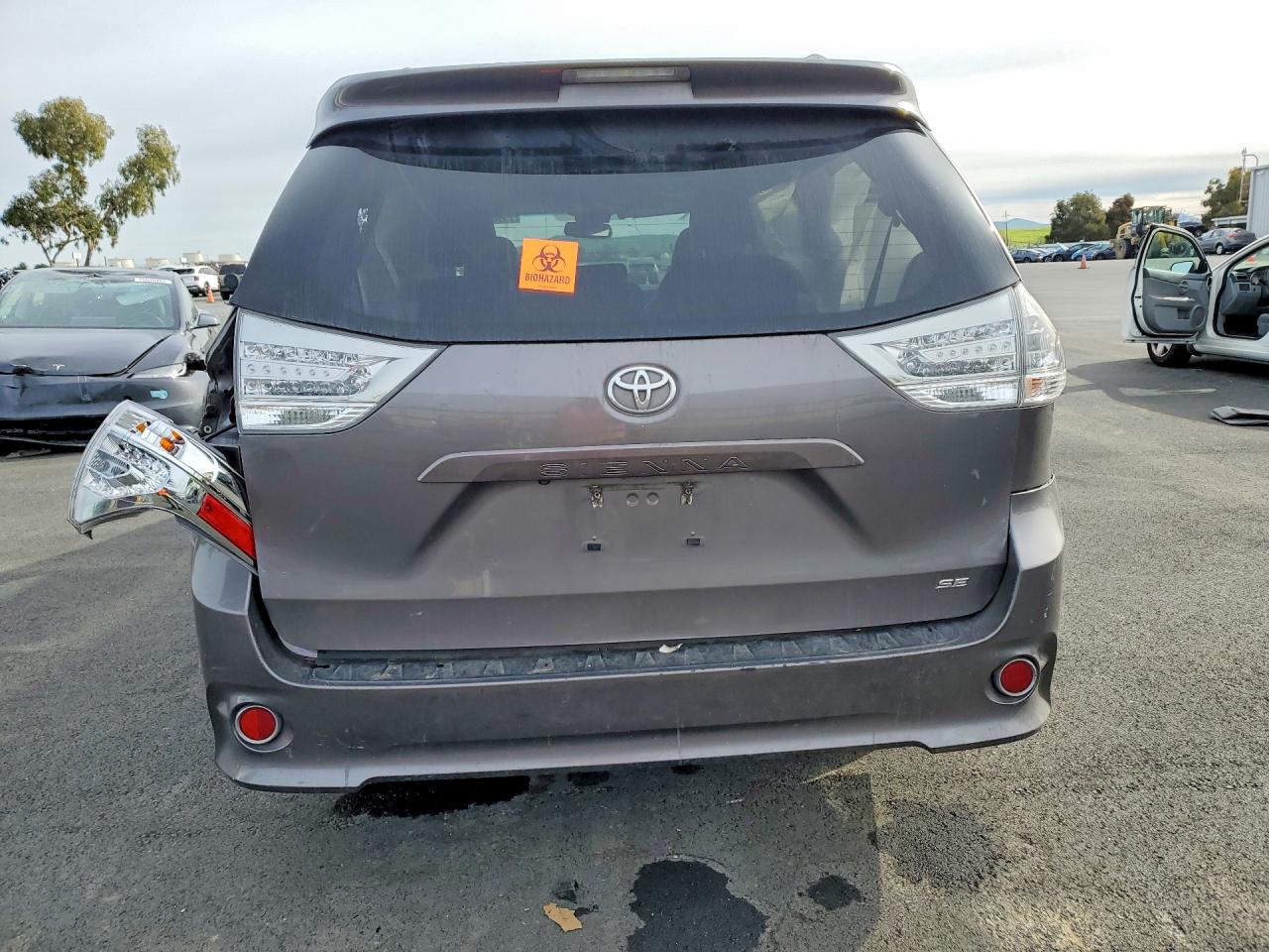 2017 TOYOTA SIENNA SE photo 16