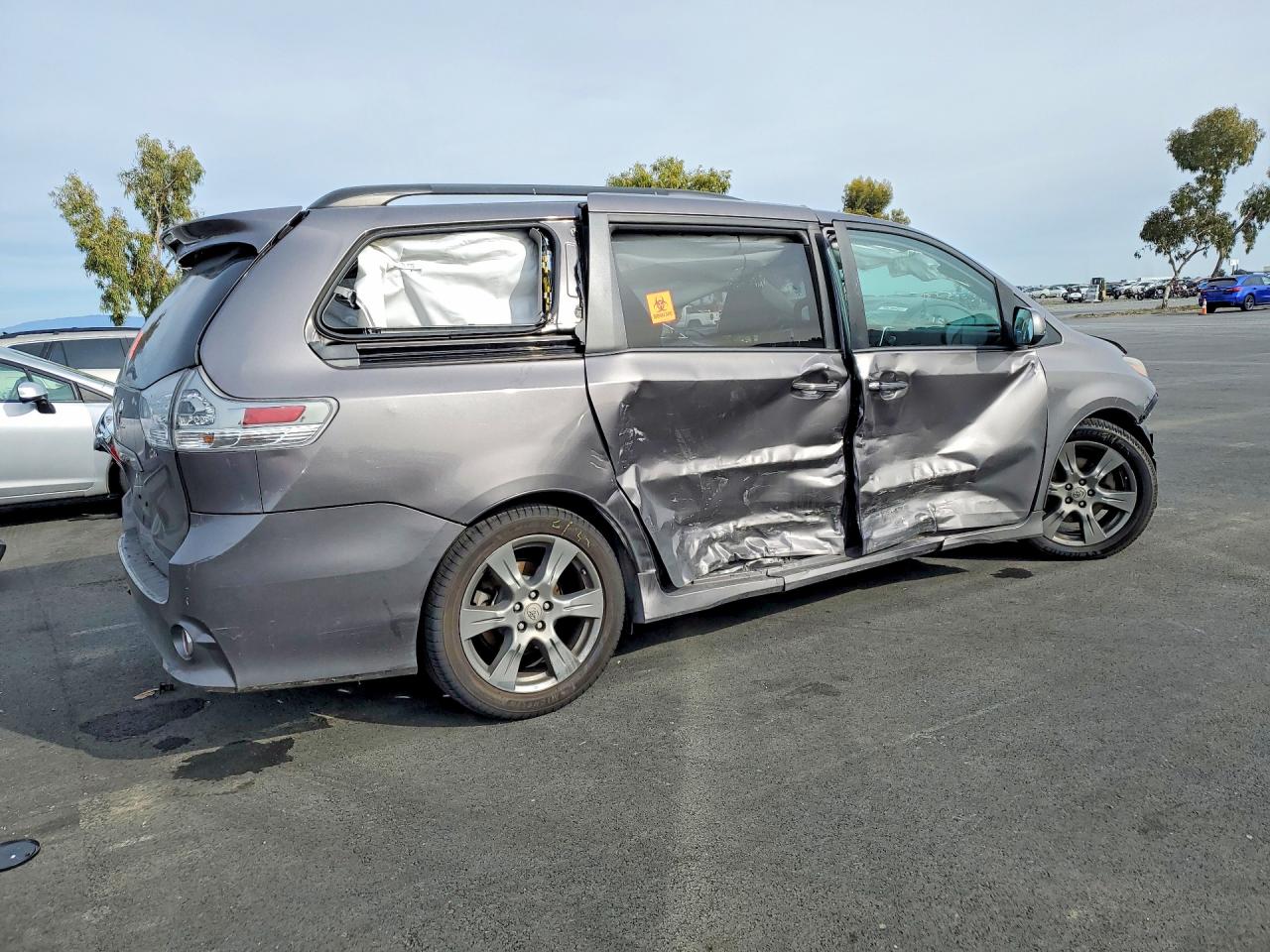 2017 TOYOTA SIENNA SE photo 7