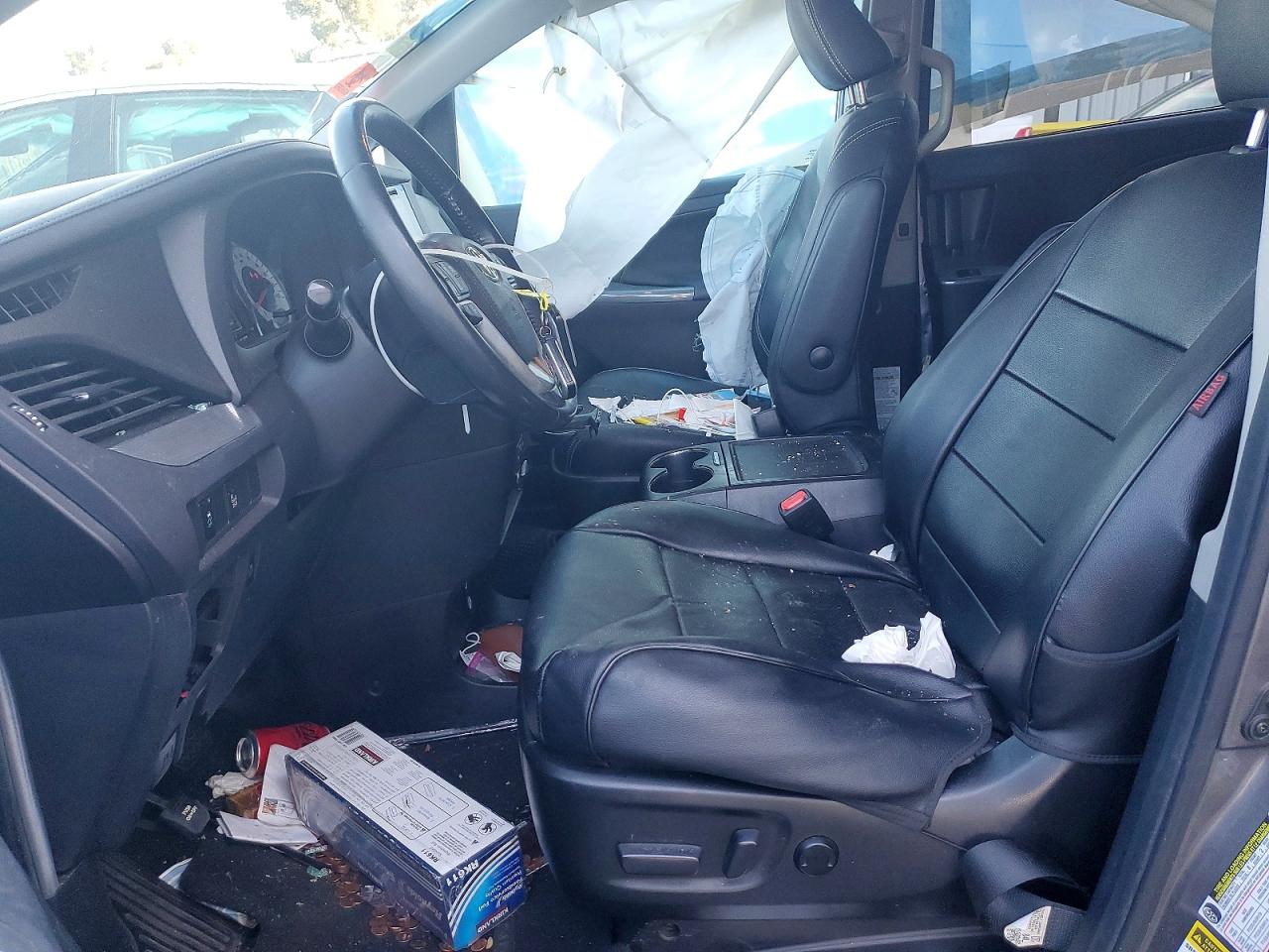 2017 TOYOTA SIENNA SE photo 19
