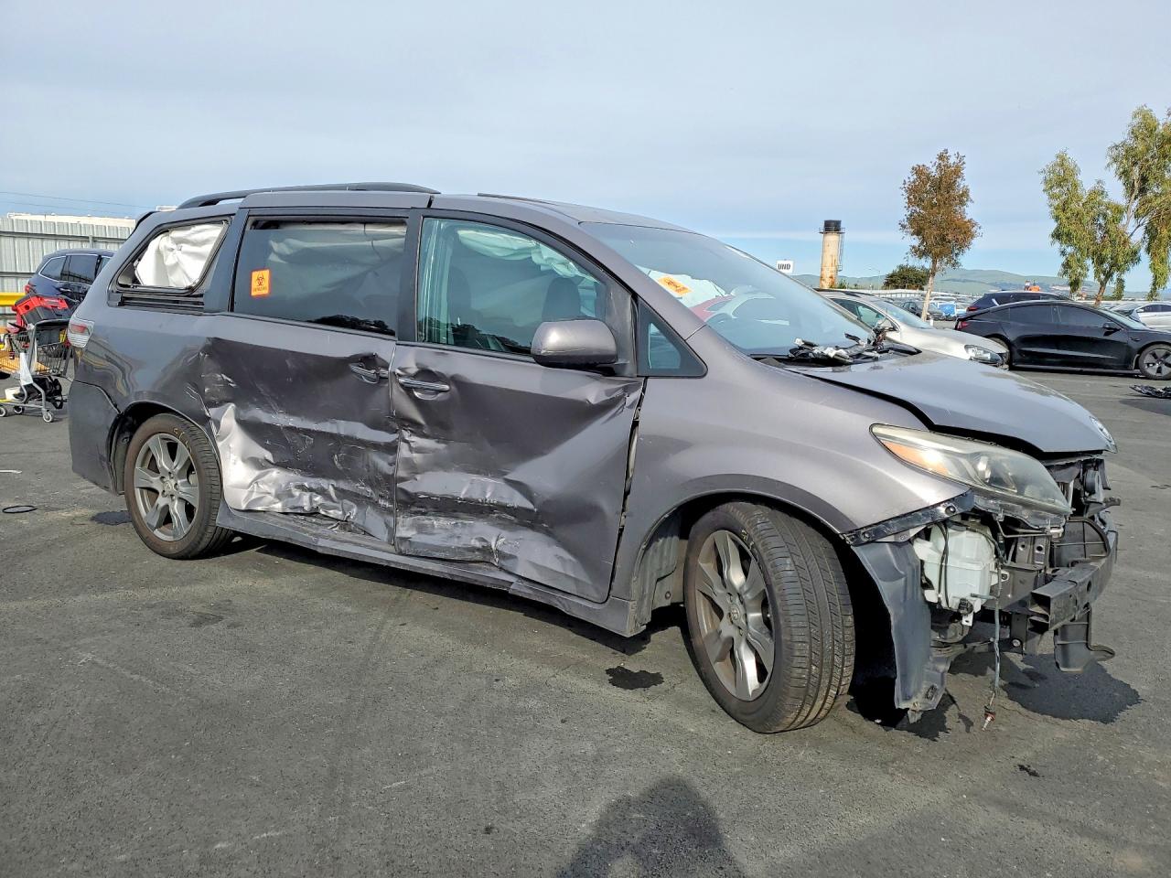 2017 TOYOTA SIENNA SE photo 10