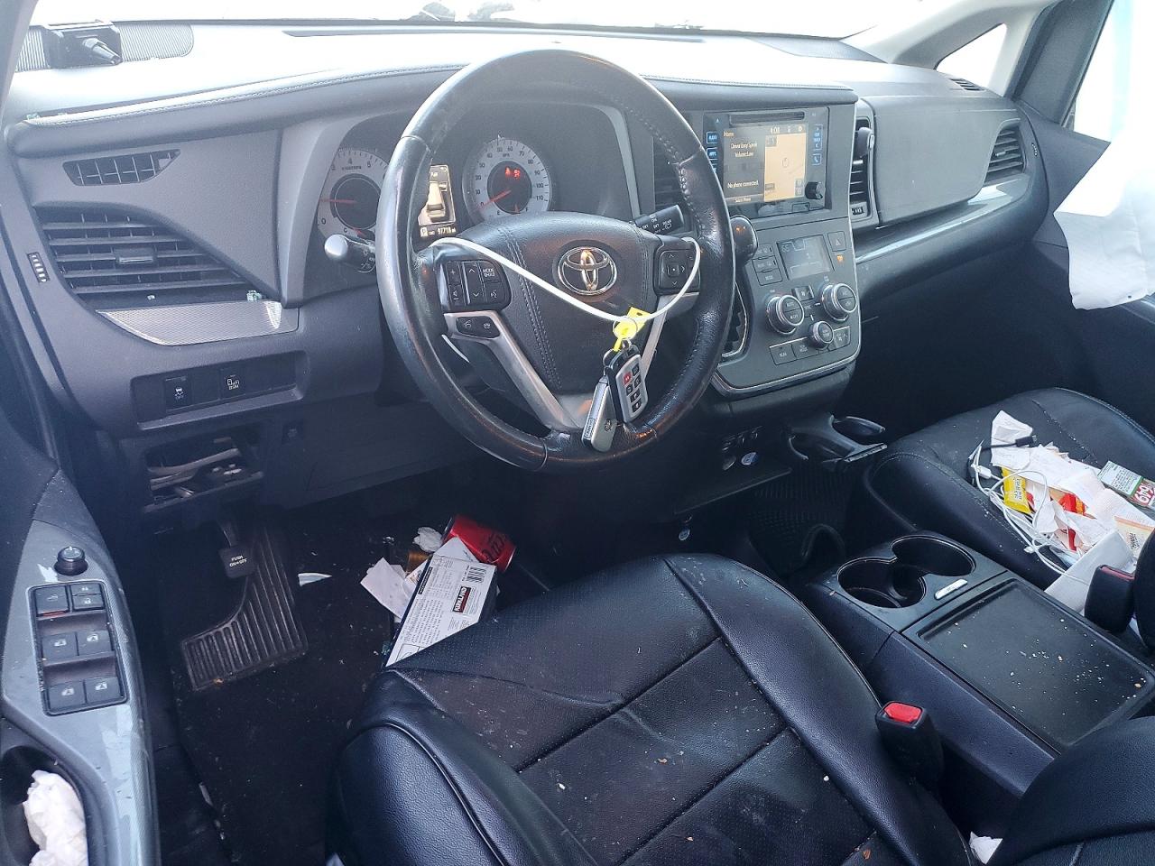 2017 TOYOTA SIENNA SE photo 22