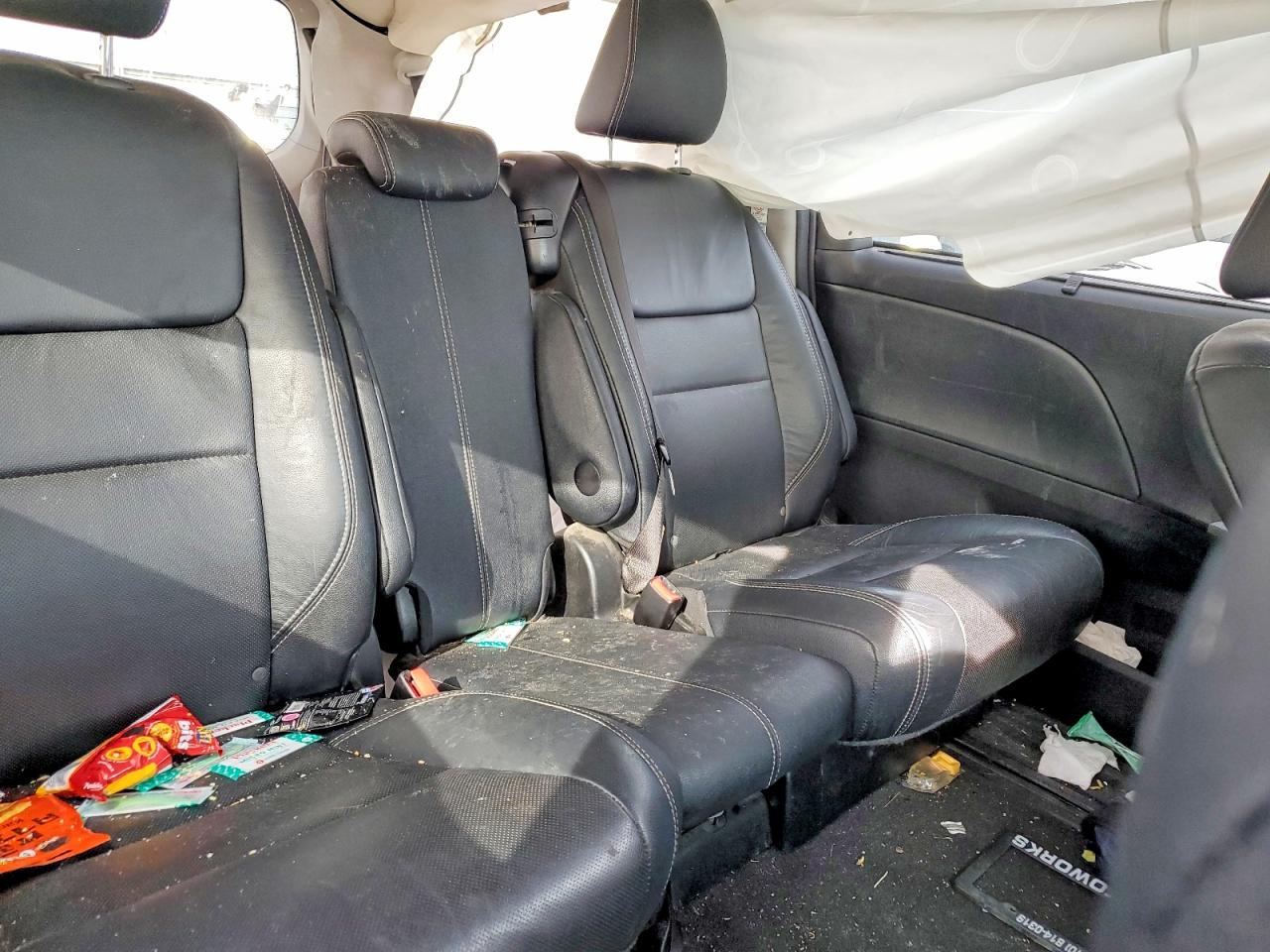 2017 TOYOTA SIENNA SE photo 31