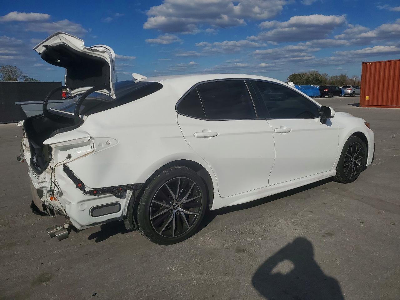 2021 TOYOTA CAMRY SE photo 3