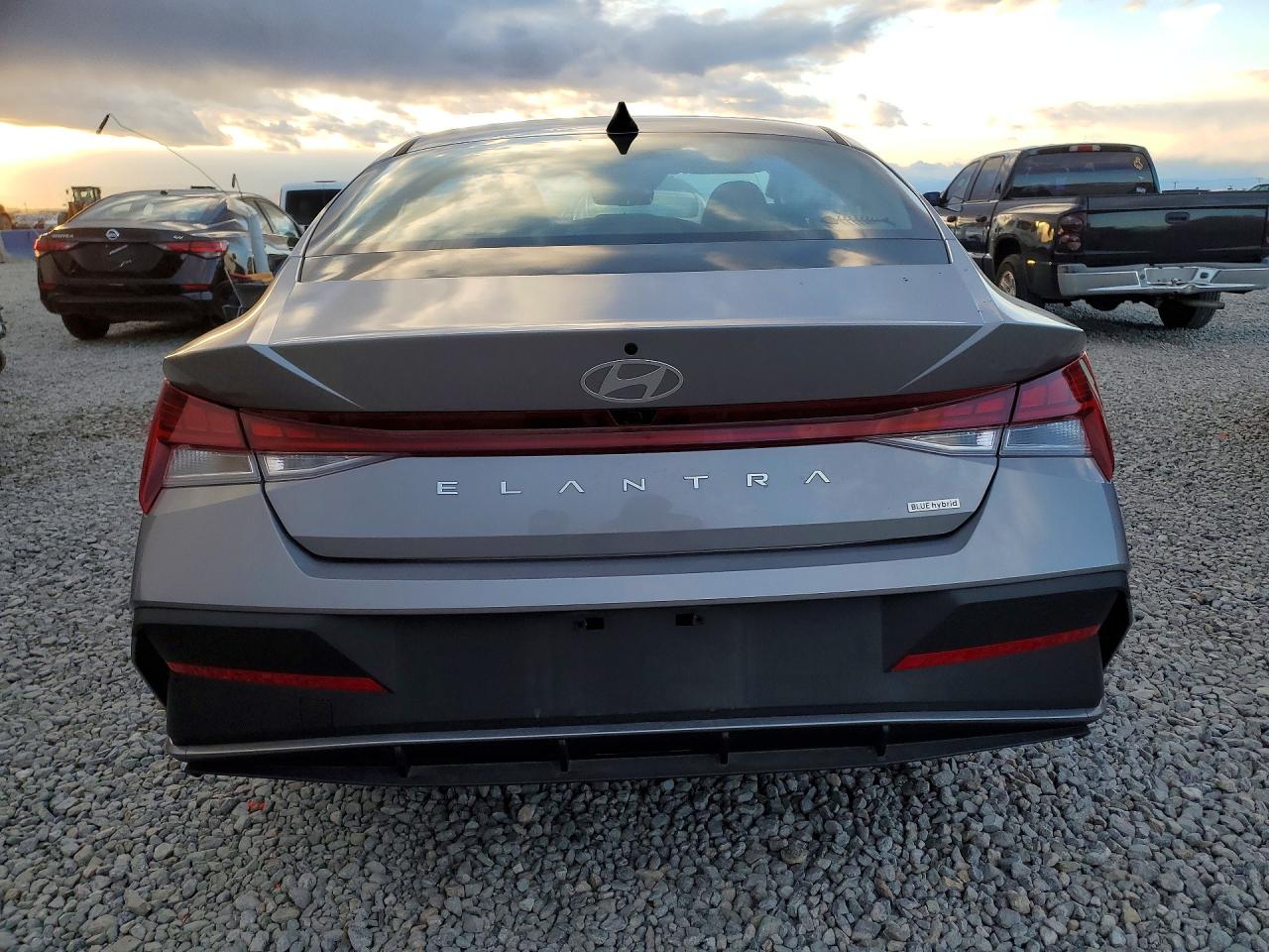 2025 HYUNDAI ELANTRA BLUE photo 6
