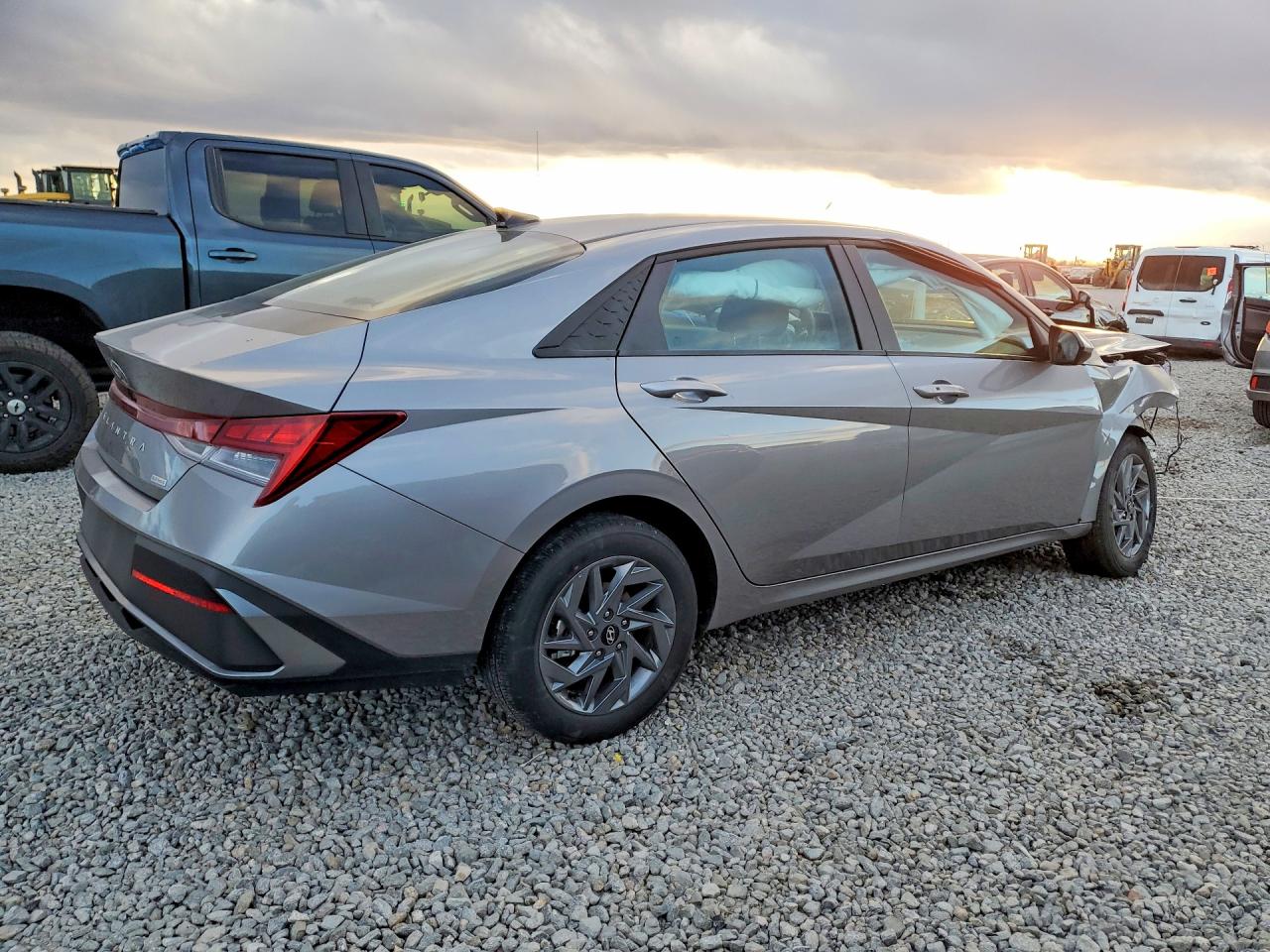 2025 HYUNDAI ELANTRA BLUE photo 3