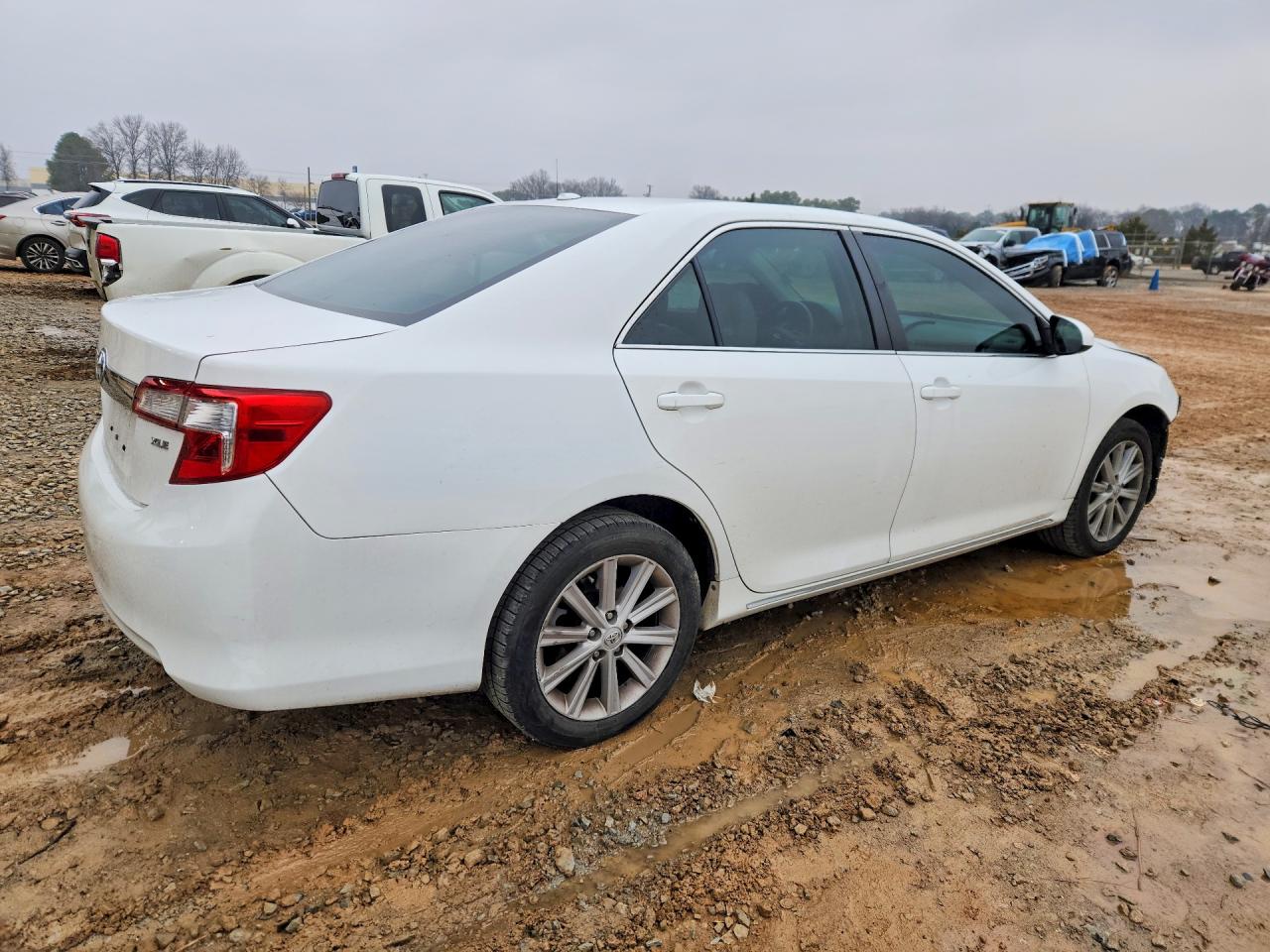 2014 TOYOTA CAMRY SE photo 3