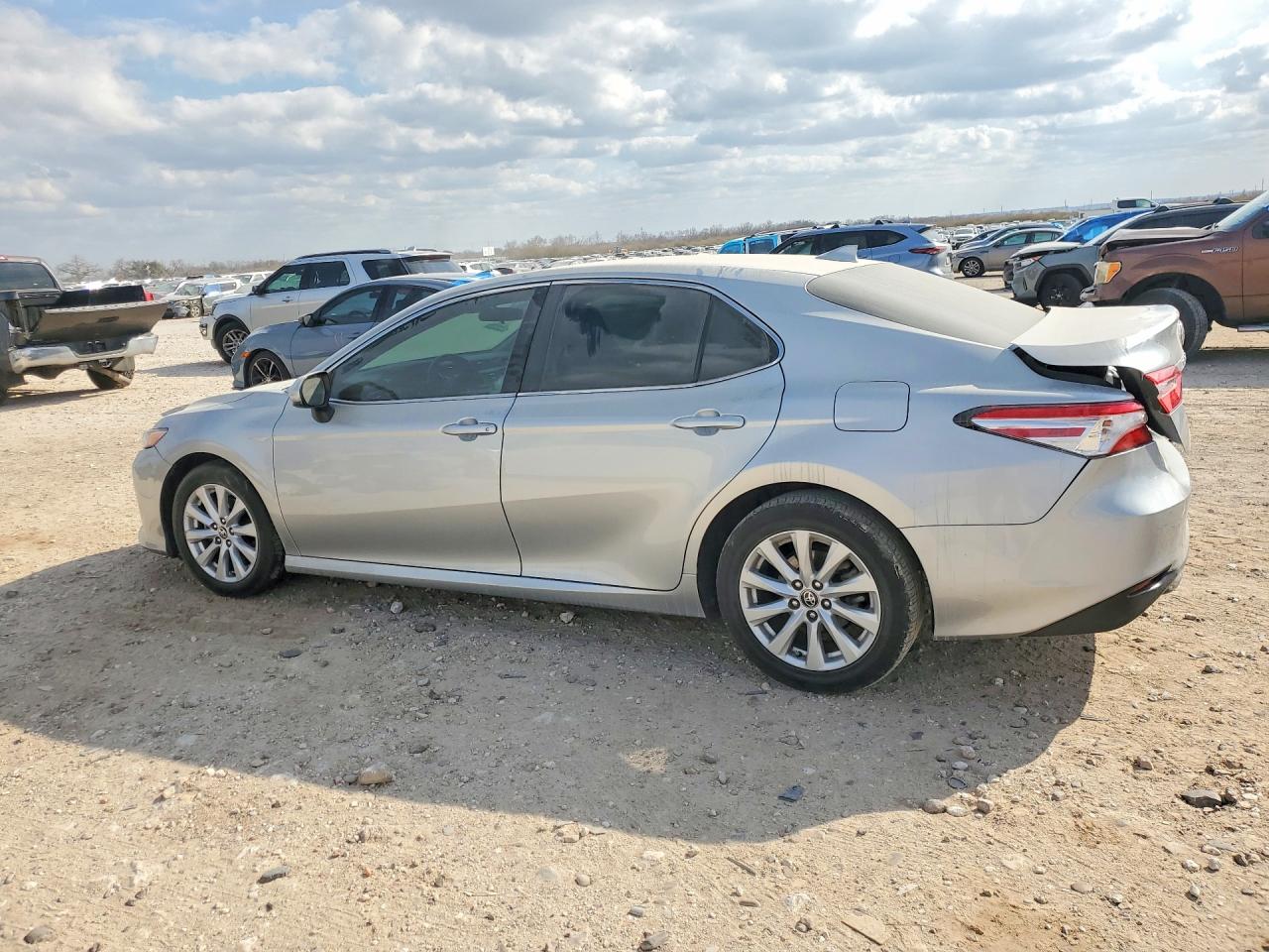 2020 TOYOTA CAMRY LE photo 2