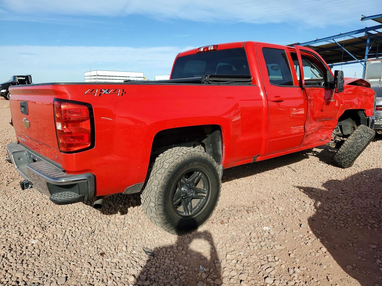 2018 CHEVROLET SILVERADO K1500 LT photo 3