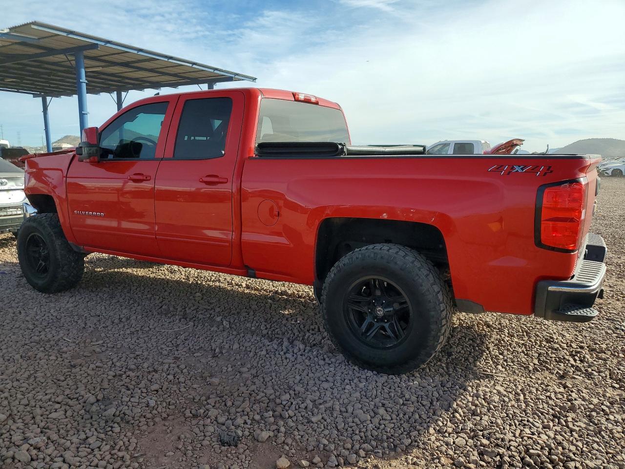 2018 CHEVROLET SILVERADO K1500 LT photo 2