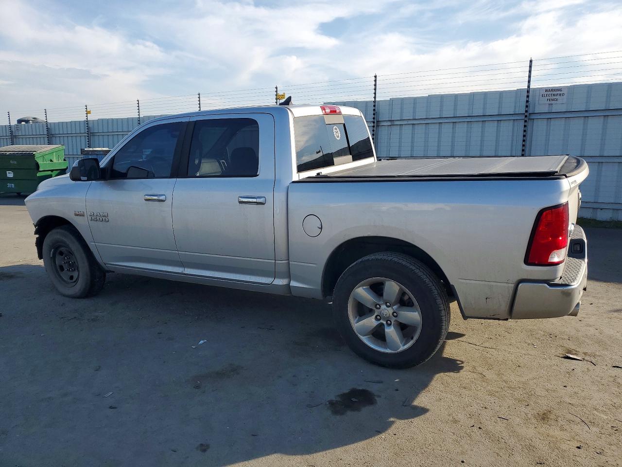 2014 RAM 1500 SLT photo 3