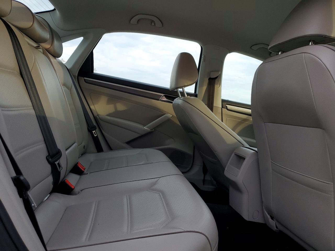 2018 VOLKSWAGEN PASSAT S photo 19