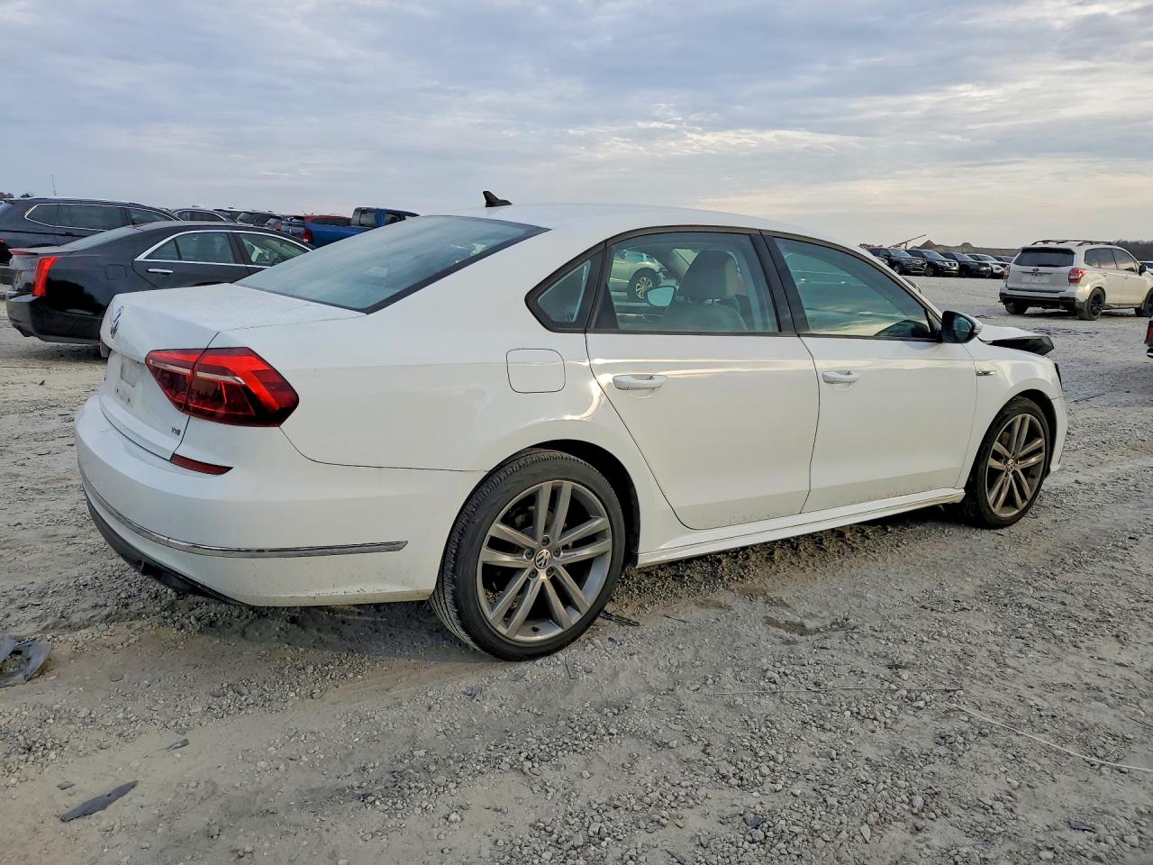 2018 VOLKSWAGEN PASSAT S photo 5