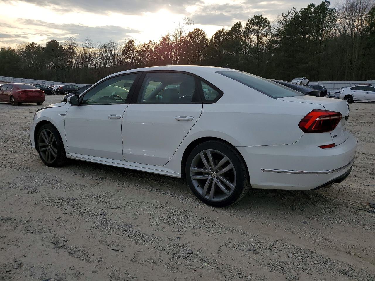 2018 VOLKSWAGEN PASSAT S photo 3
