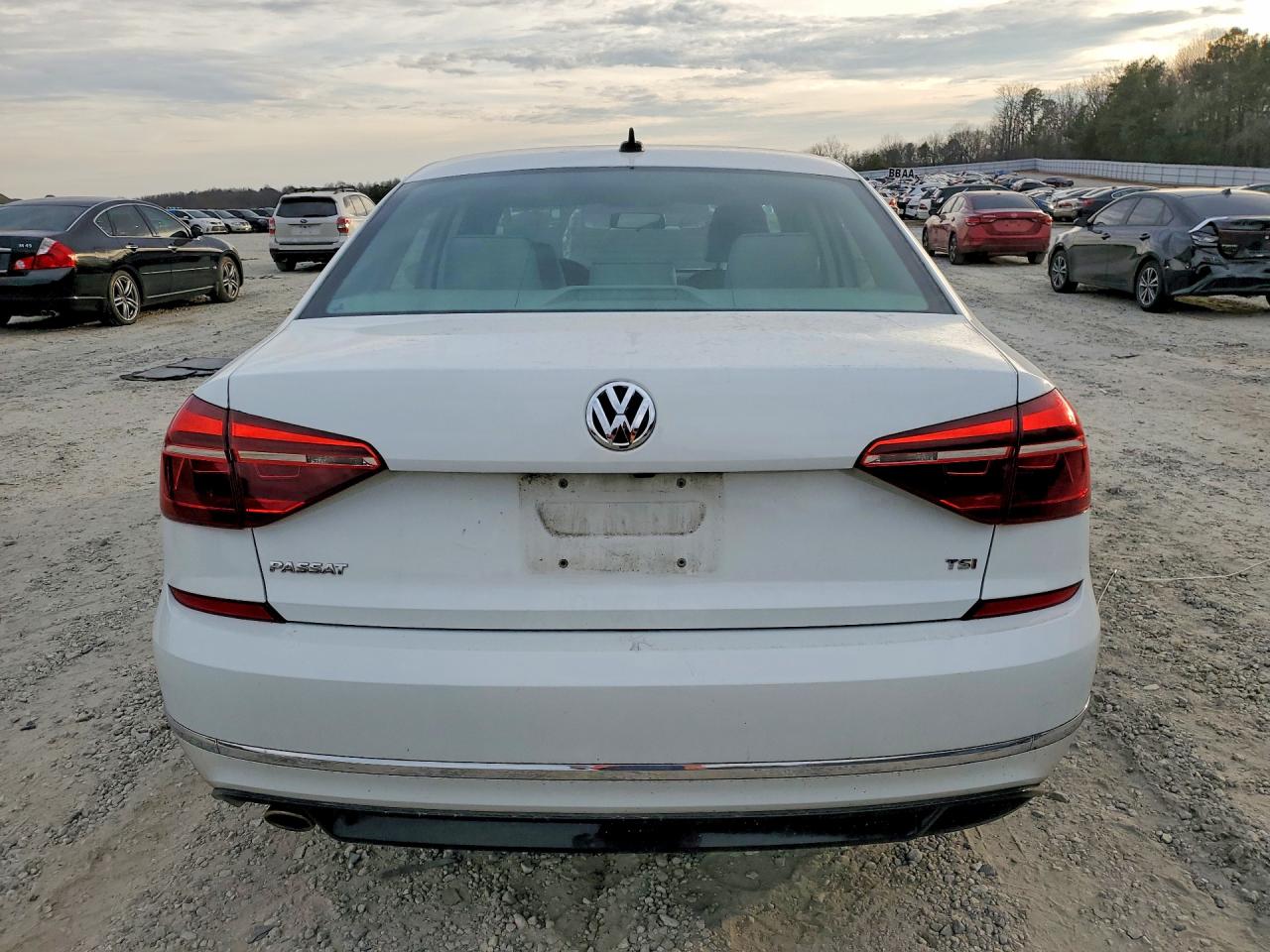 2018 VOLKSWAGEN PASSAT S photo 11