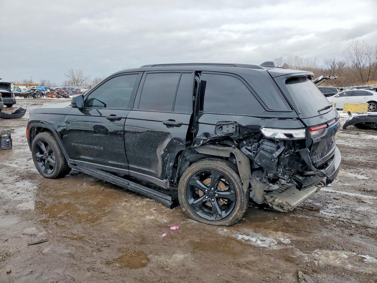 2024 JEEP GRAND CHEROKEE LAREDO photo 3
