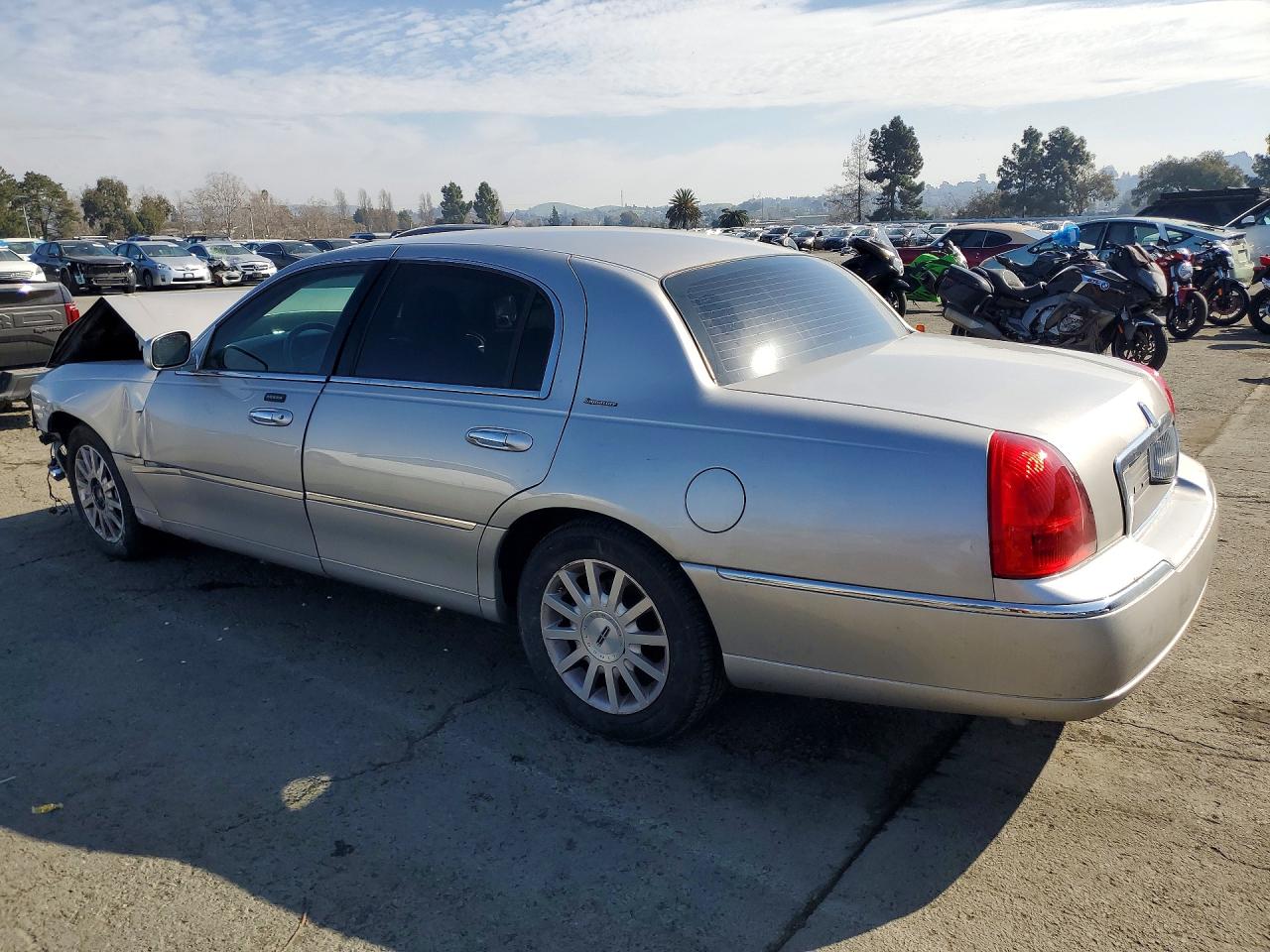 2007 LINCOLN TOWN CAR SIGNATURE photo 2