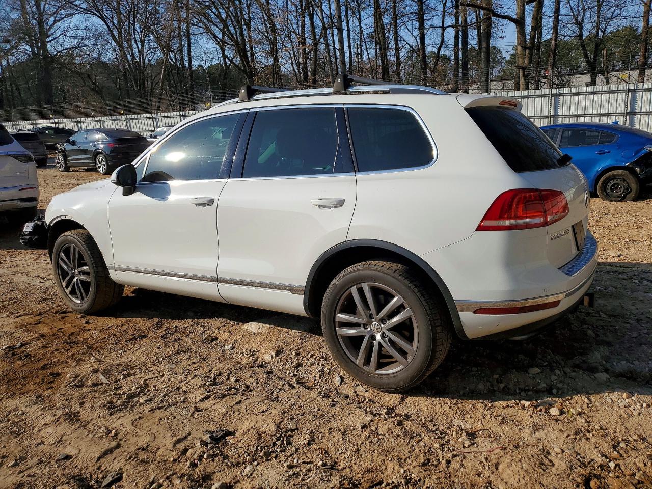 2015 VOLKSWAGEN TOUAREG V6 photo 2