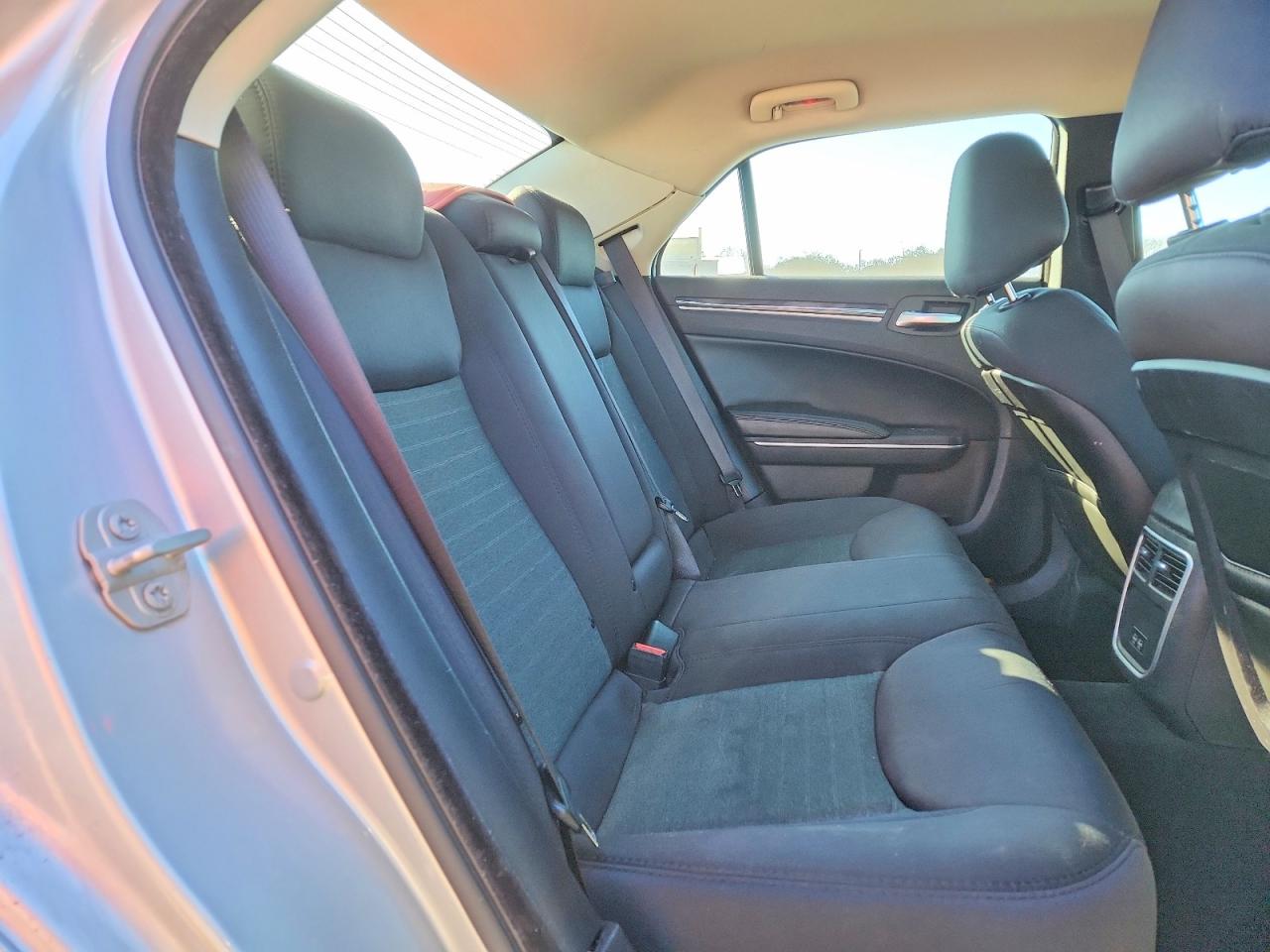 2019 CHRYSLER 300 TOURING photo 19