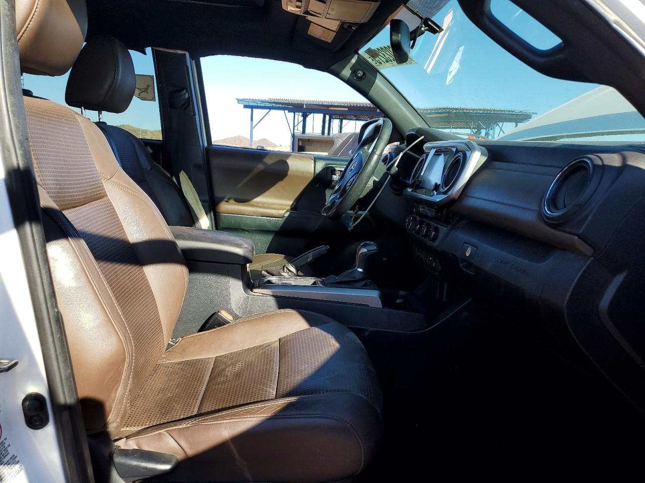 2017 TOYOTA TACOMA photo 13