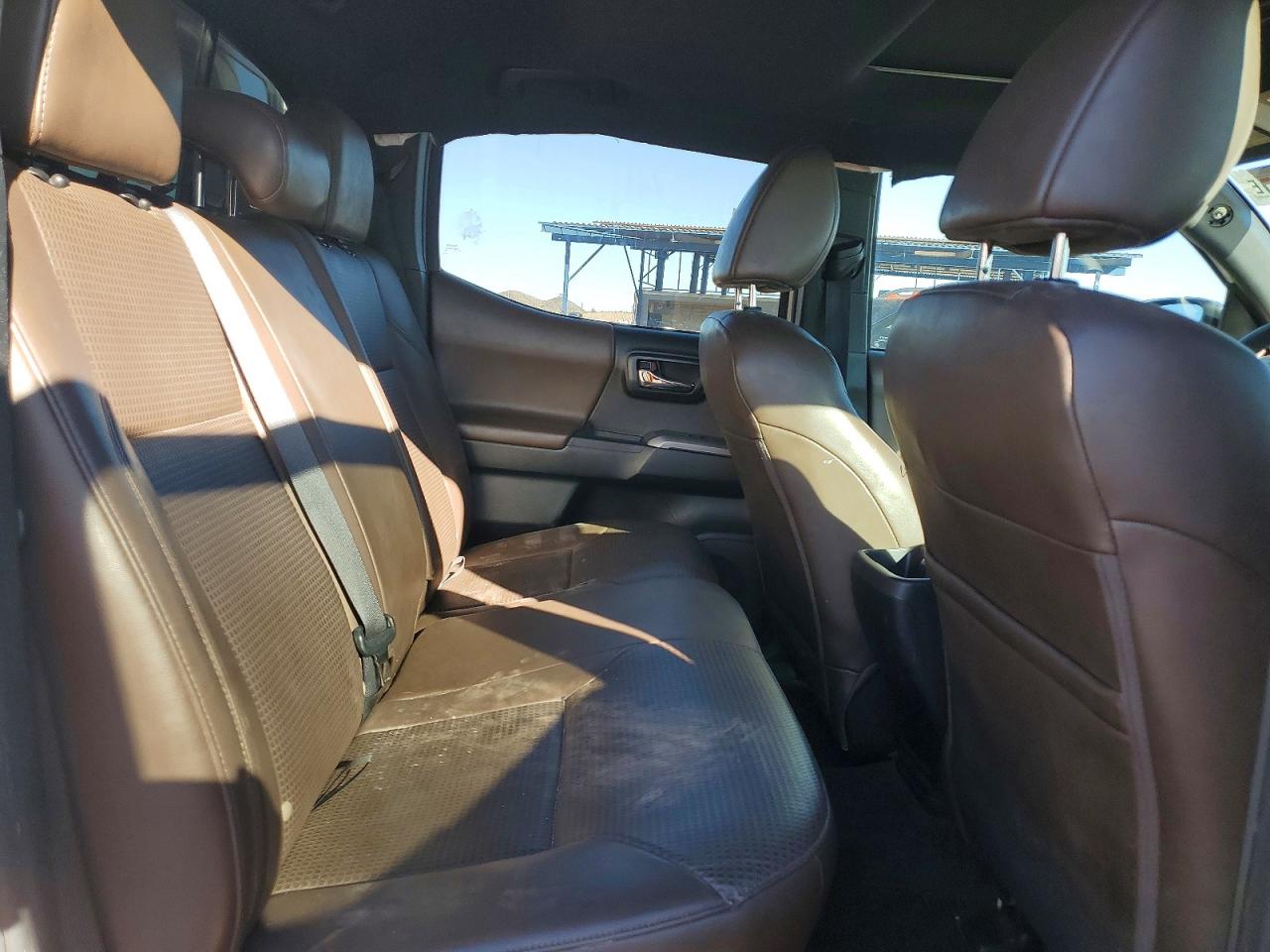 2017 TOYOTA TACOMA photo 19