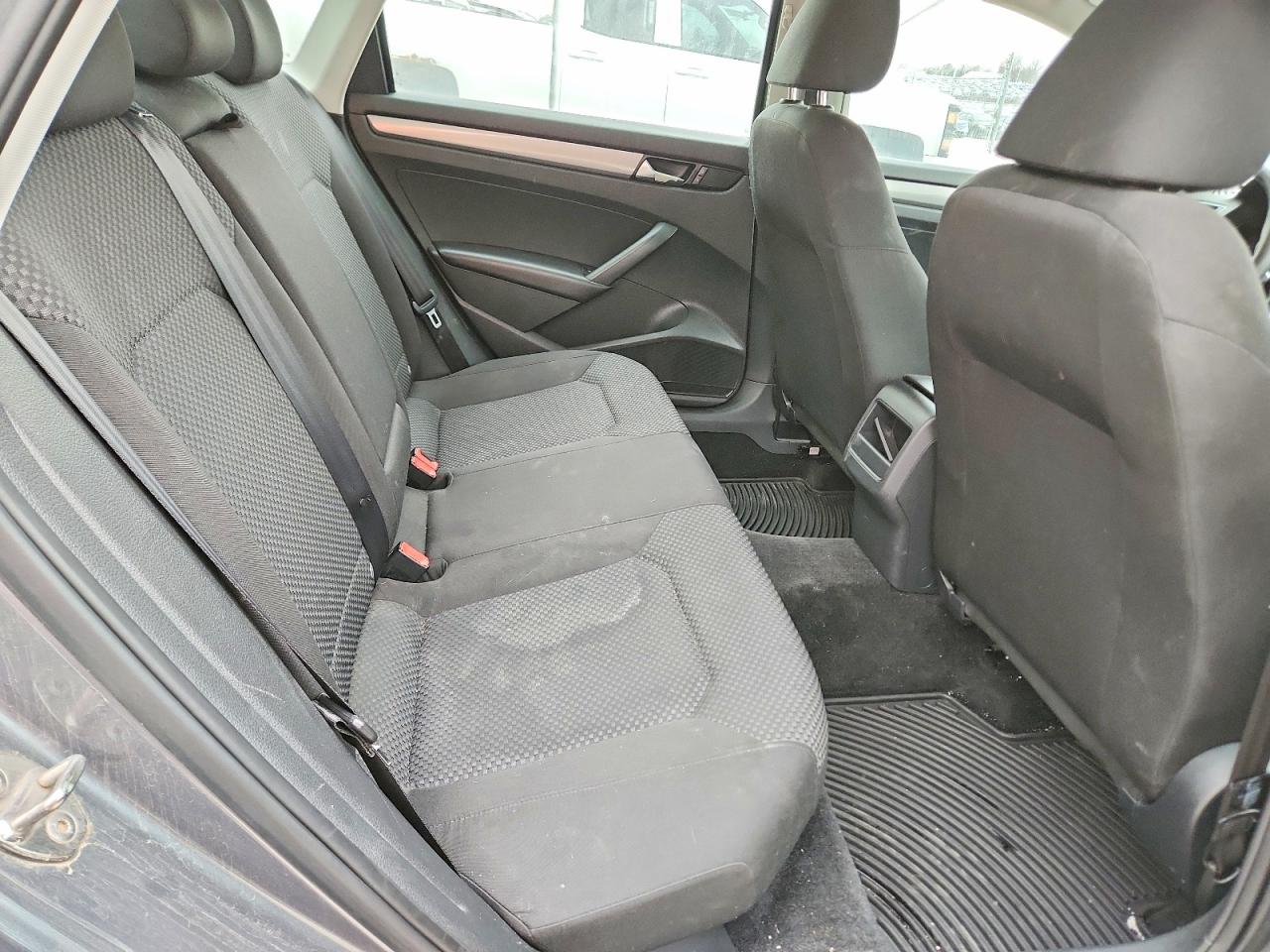 2015 VOLKSWAGEN PASSAT S photo 19