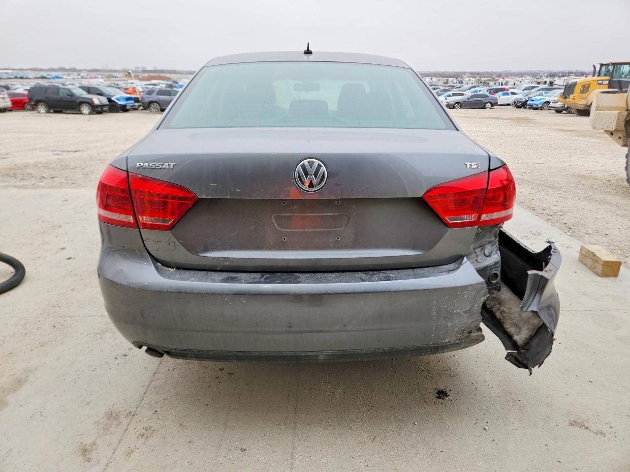 2015 VOLKSWAGEN PASSAT S photo 11