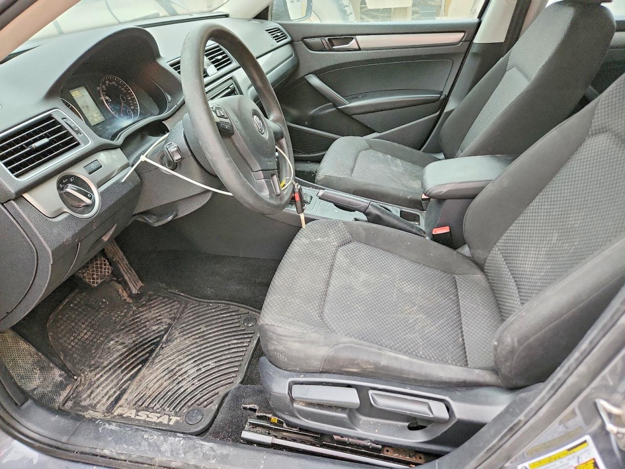 2015 VOLKSWAGEN PASSAT S photo 13
