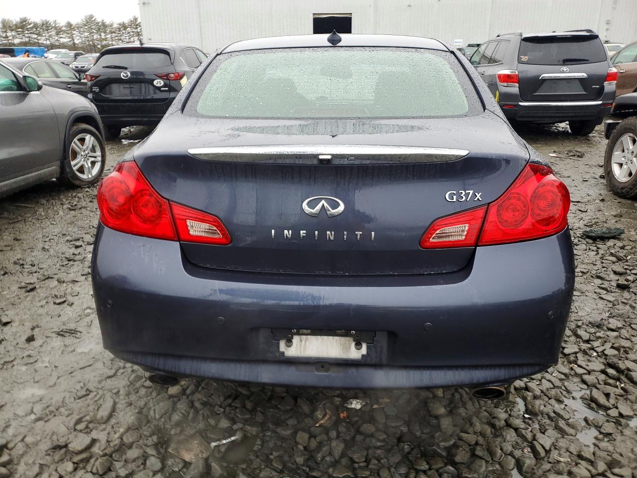 2011 INFINITI G37 photo 16