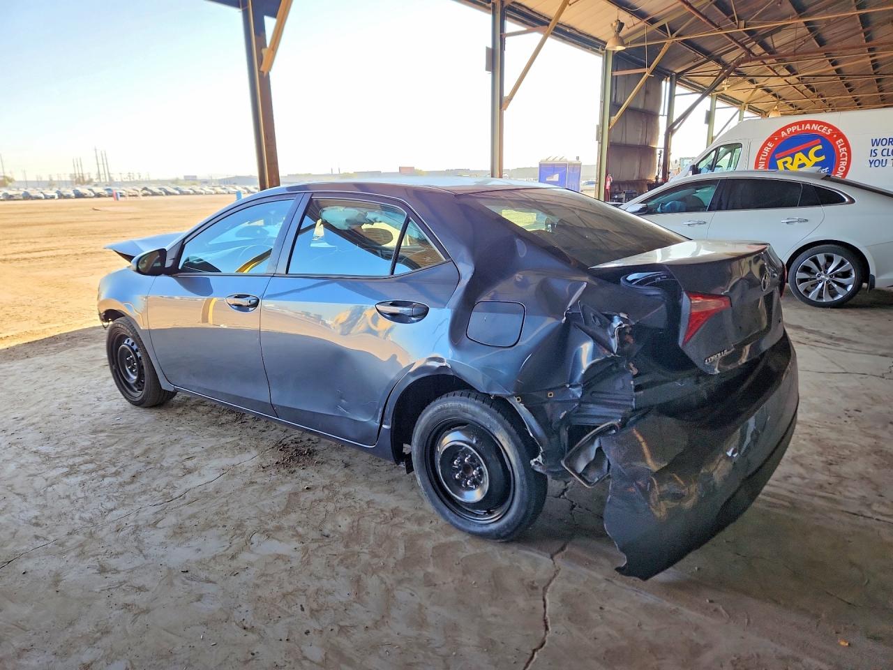 2018 TOYOTA COROLLA LE photo 3