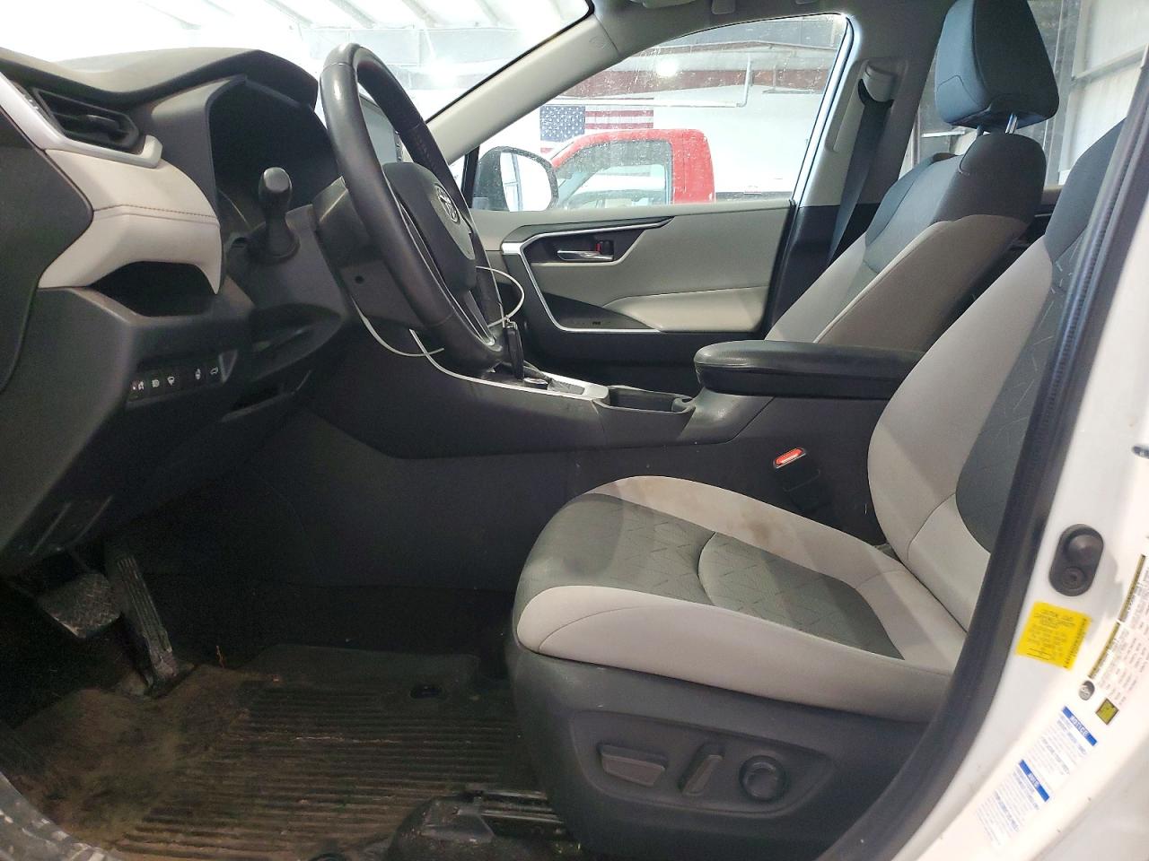 2022 TOYOTA RAV4 XLE photo 13