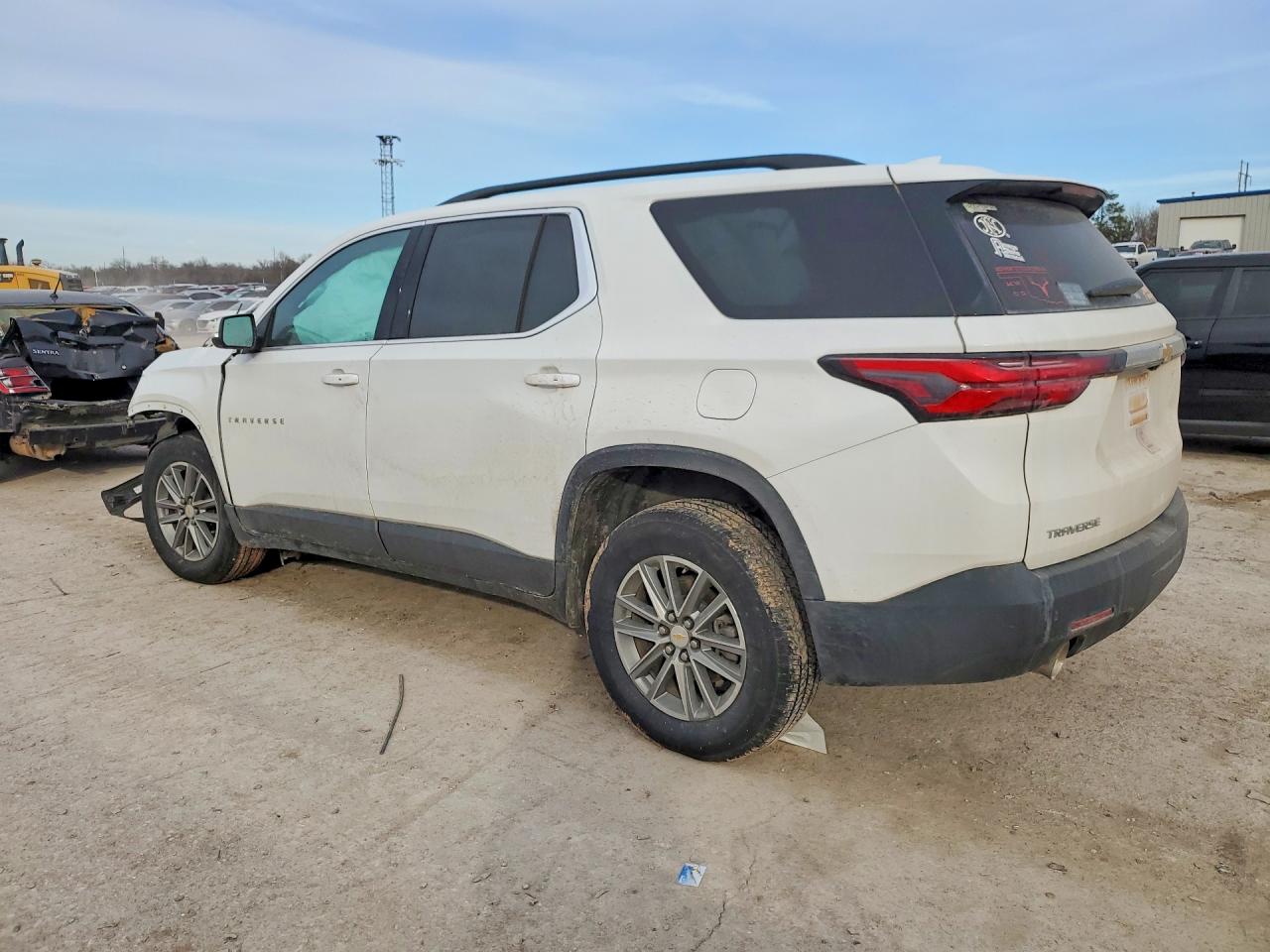 2023 CHEVROLET TRAVERSE LT photo 2