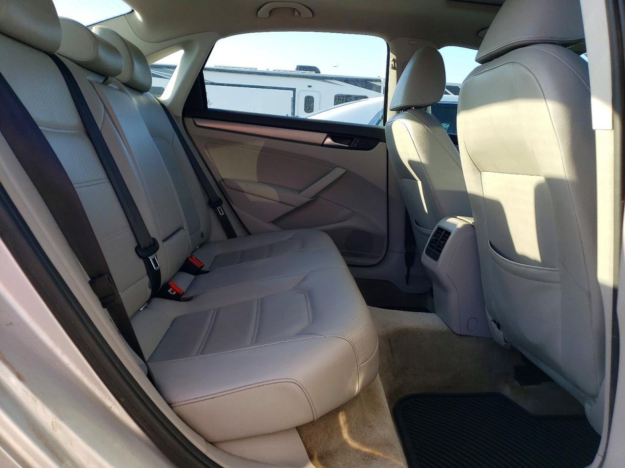 2015 VOLKSWAGEN PASSAT SE photo 19