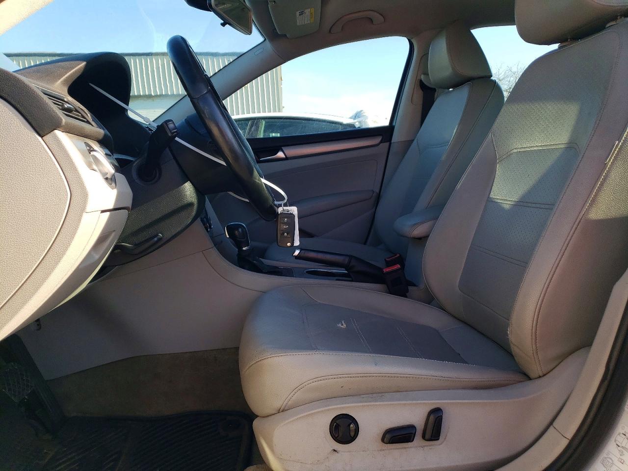 2015 VOLKSWAGEN PASSAT SE photo 13